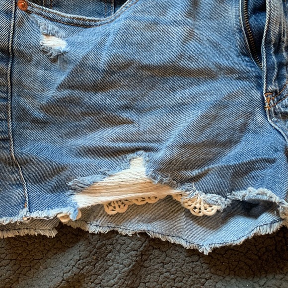 Distressed doily trim shorts - Picture 2 of 4